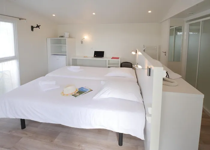 Hotel ULVF Les Beaupins à Saint-Denis-dʼOléron