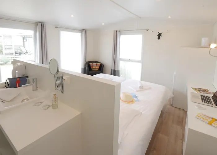 Hotel ULVF Les Beaupins à Saint-Denis-dʼOléron