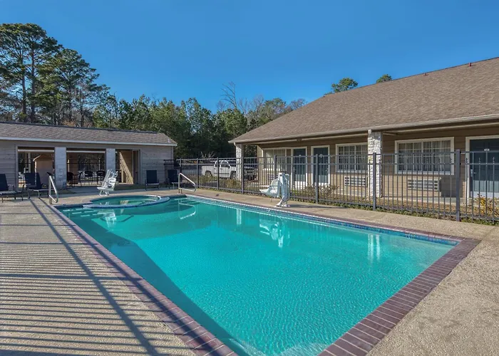 Leesville Hotels