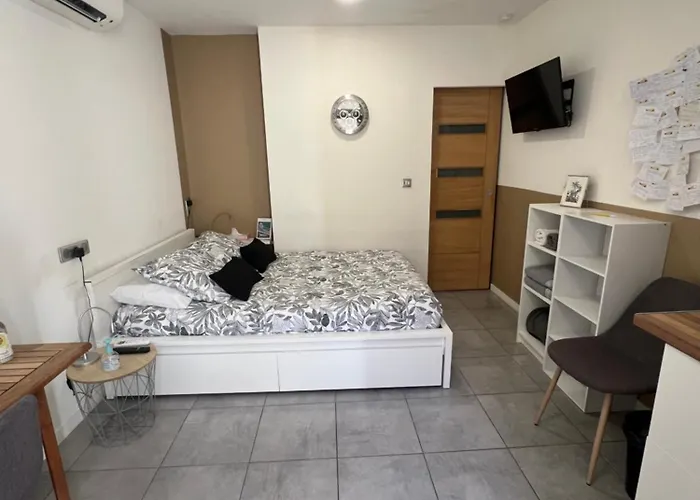 Hotel Studette de 17m2 avec parking privé gratuit Climatisation et petite cuisine Mentone
