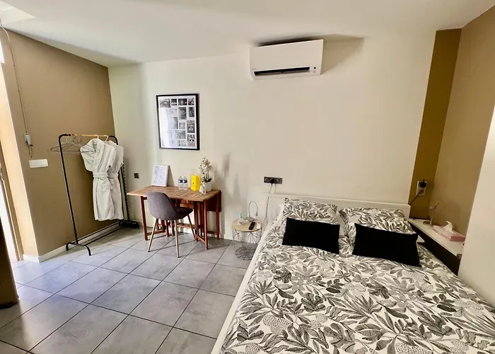 Hotel Studette de 17m2 avec parking privé gratuit Climatisation et petite cuisine Mentone