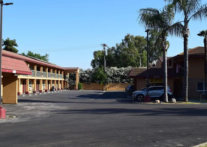 Super 8 By Wyndham Visalia Hotel