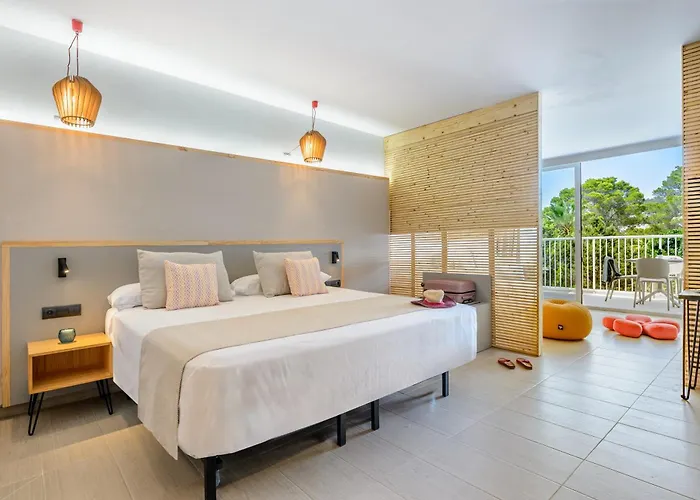 Hotel a Cala Tarida (Ibiza)