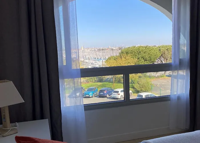 Résidence avec Piscine face au port 200m plage La Rochelle 