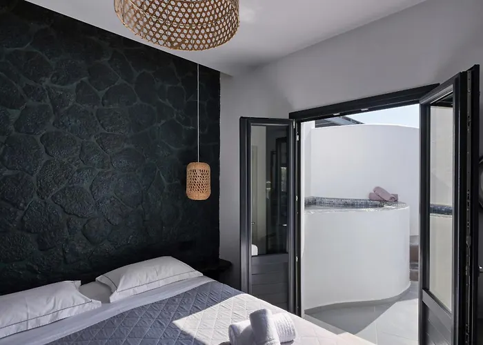 Oia (Santorini) Boutique Hotels