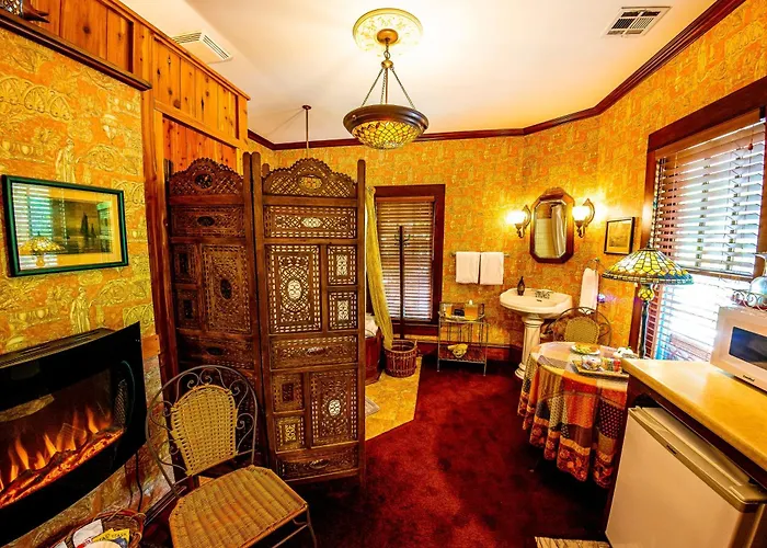 Cliff Cottage Inn, Downtown Bed & Breakfast Eureka Springs