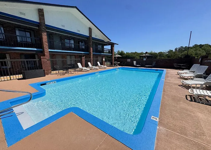 Clanton Hotels