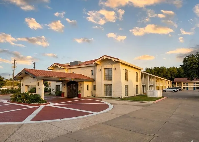 Baymont By Wyndham Nacogdoches Near University