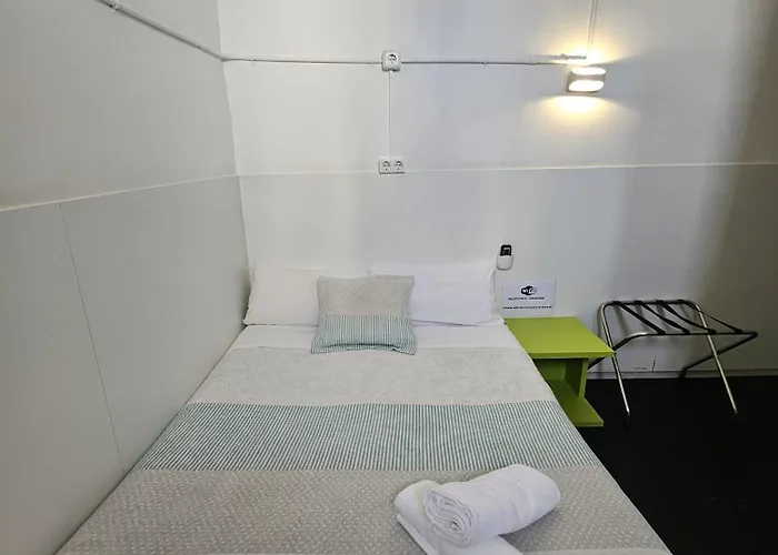 Central And Basic Universitat For Young Hostel Barcelone