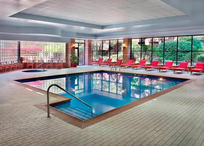 Trumbull Hotels With Pool
