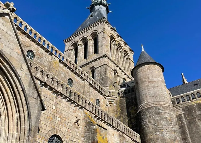 Manoir La Meffrais 1741- Parking Privé sur Place - B&B Élégant à 3 min de Dinan