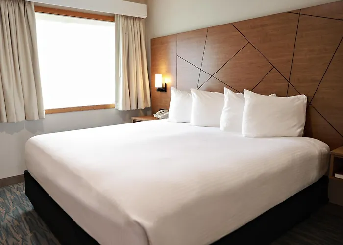 Clarkston Hotels
