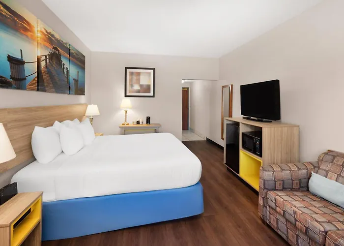 Days Inn By Wyndham Phenix City Near Fort Benning