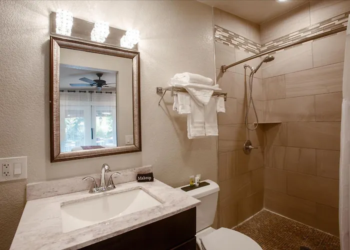 Lantern Light Inn - Romantic Getaway (Adults Only)