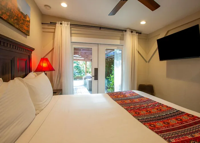 Lantern Light Inn - Romantic Getaway (Adults Only)