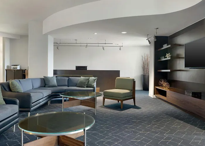 Farmingdale Hotels