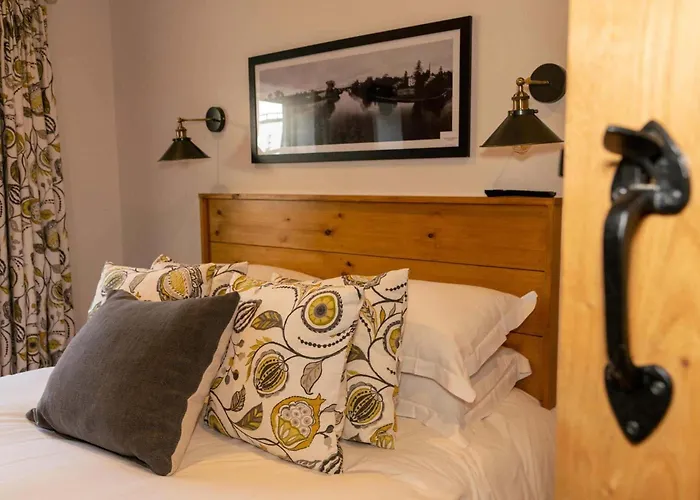 Clifton Hampden Hotels