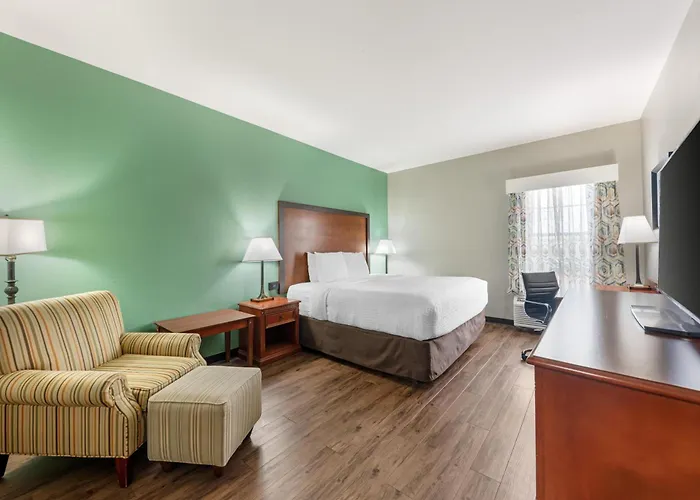 Georgetown Hotels With Pool