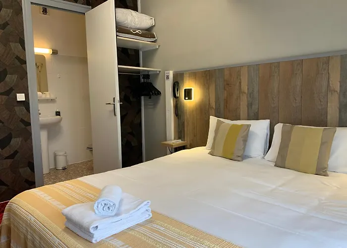 Brit Hotel Bleu Nuit Saintes
