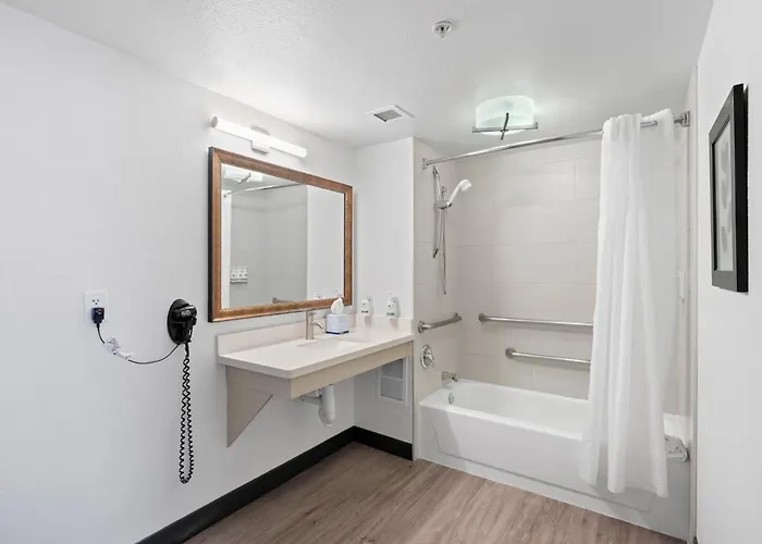 Greentree Inn & Suites Phoenix Sky Harbor