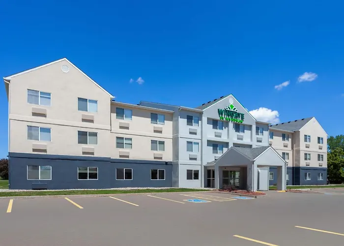 Wingate By Wyndham Oshkosh Hotel