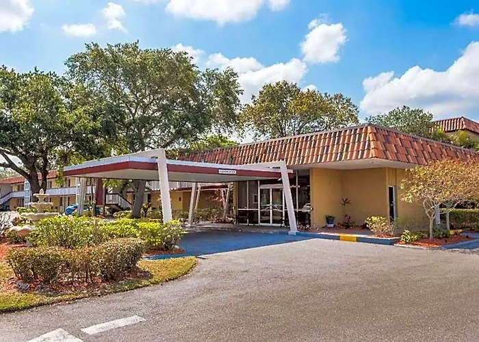 Baymont By Wyndham Sarasota Hotel