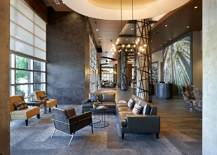 Redmond Hotels With Pool