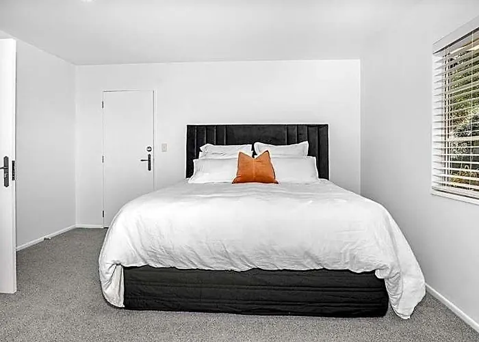 Whangaparaoa Hotels