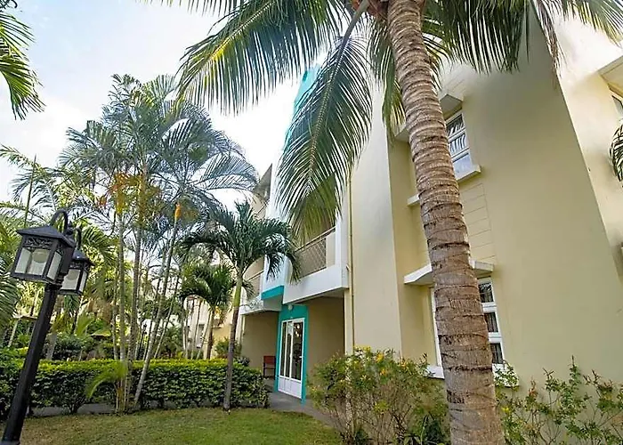 Tropical Getaway Near The Beach