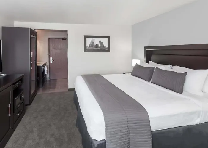 Baymont By Wyndham Glenview Hotel