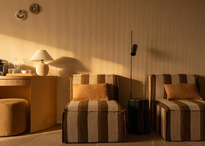 Hotels in Midsland