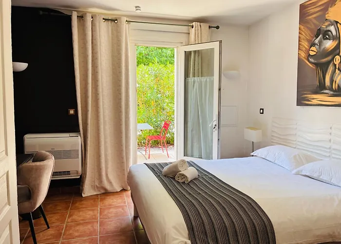 Rousset (Bouches-du-Rhone) Hotels
