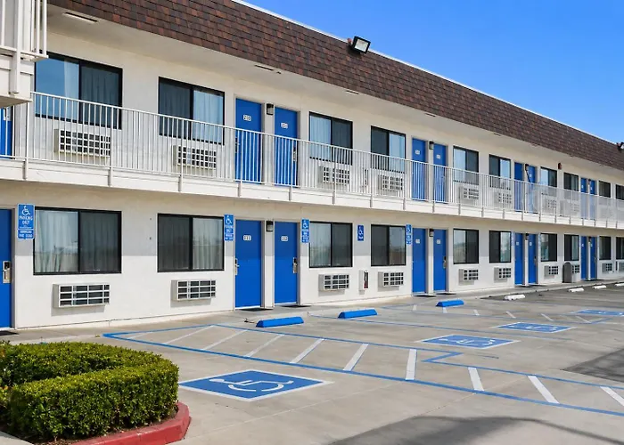 Lost Hills Hotels