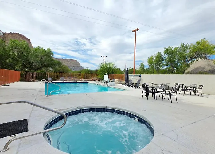 Caineville Hotels