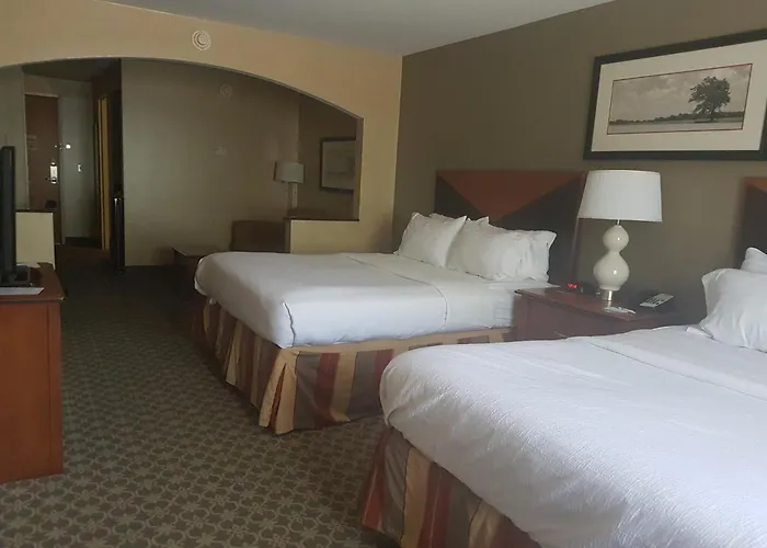Carbondale Hotels With Pool