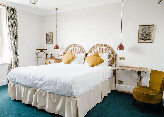 Crewkerne Hotels