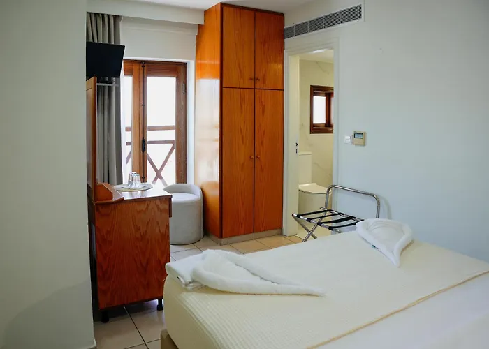 Hotels in Lachi