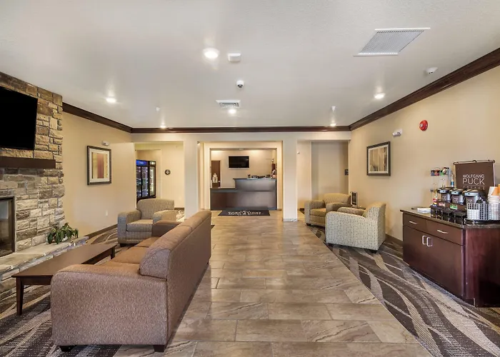 Cobblestone Hotel & Suites - Victor