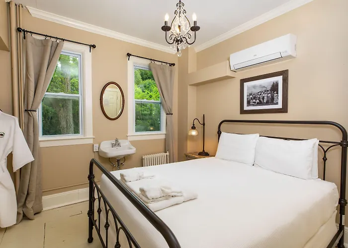 Pine Cottage Bed & Breakfast Mackinac Island