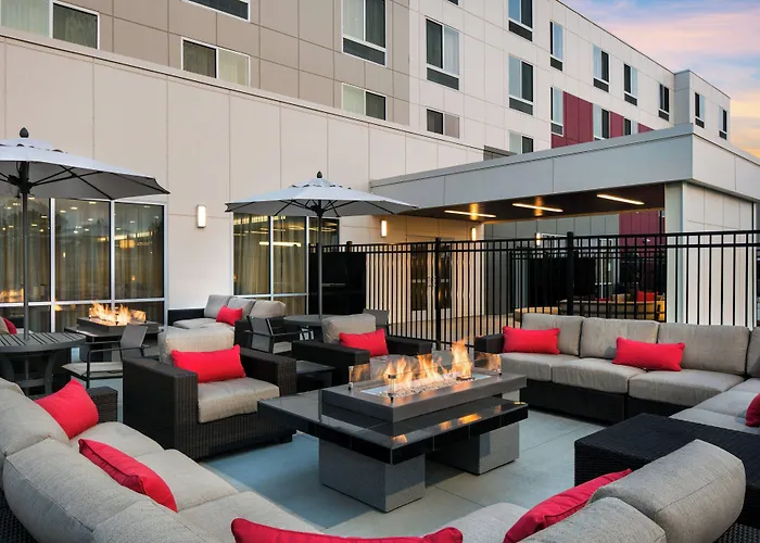 Courtyard By Marriott Pullman Hotel