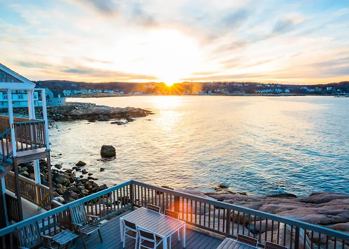 Bearskin Neck Motor Lodge
