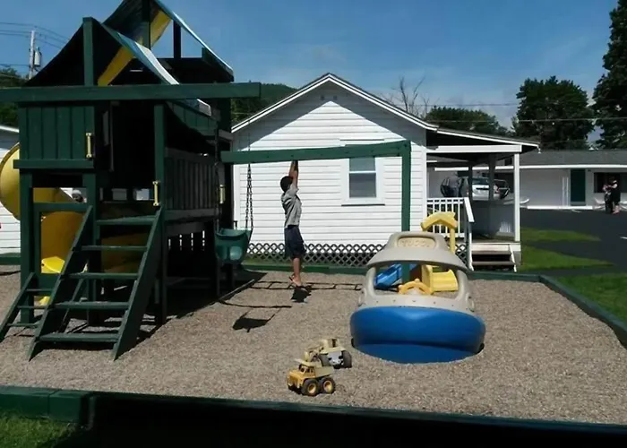 Brookside Motel & Cabins Lake George