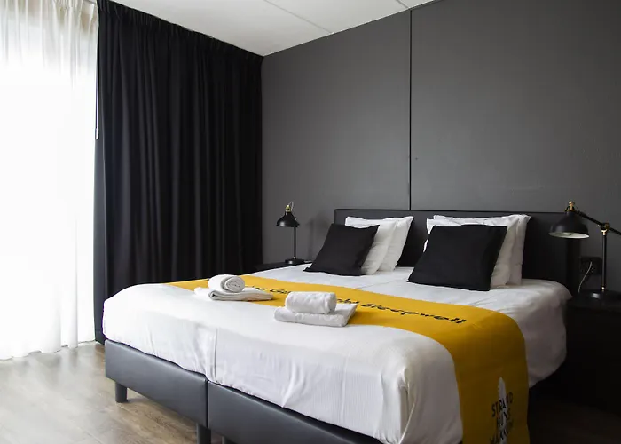 Makkum Hotels