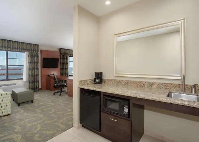 Hampton Inn & Suites Astoria