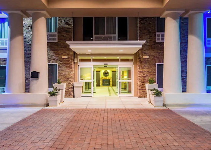 Hobbs Hotels With Pool