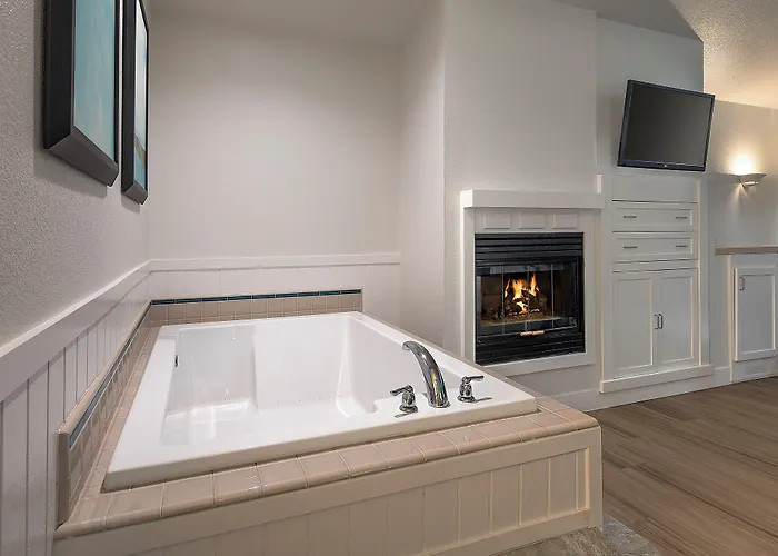 Cambria Landing Inn And Suites