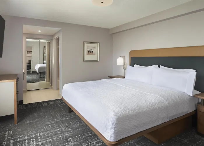 Vaughan Hotels With Pool