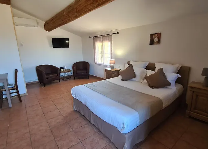 Suze-la-Rousse Hotels
