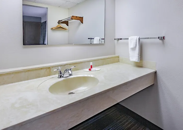 Days Inn & Suites By Wyndham St. Ignace Lakefront