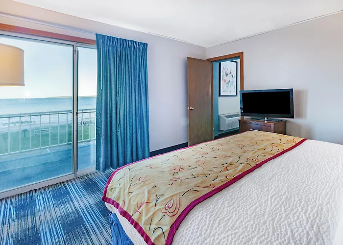 Days Inn & Suites By Wyndham St. Ignace Lakefront